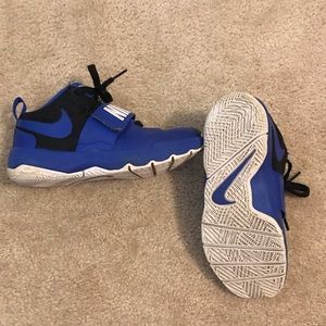 Nike Little Kid Team Hustle D8 hightop basketball